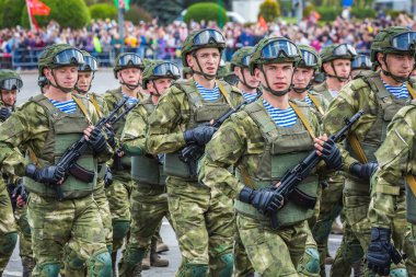 Büyük Vatanseverlik Savaşı 'ndaki zaferin 75. yıldönümü kutlamaları için 9 Mayıs' ta Beyaz Rusya 'nın Minsk kentinde yürüyüş yapan askerler. Minsk, Belarus - 9 Mayıs 2020.
