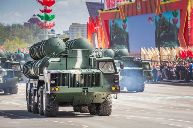 Tanklar, ağır ordu araçları ve Büyük Vatanseverlik Savaşı 'ndaki zaferin 75. yıldönümü kutlamaları, 9 Mayıs' ta Beyaz Rusya 'nın Minsk kentinde düzenlenen geçit töreni. Minsk, Belarus - 9 Mayıs 2020.