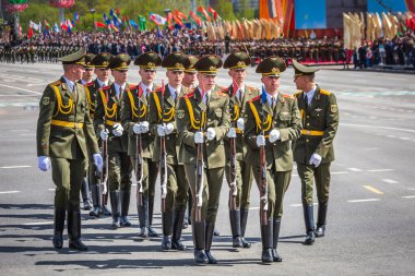 Büyük Vatanseverlik Savaşı 'ndaki zaferin 75. yıldönümü kutlamasının askeri muhafızları ve seyircileri, 9 Mayıs' ta Beyaz Rusya 'nın Minsk kentinde düzenlenen geçit töreninde. Minsk, Belarus - 9 Mayıs 2020.