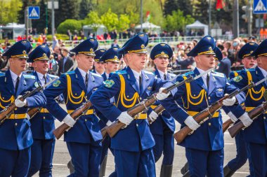 Büyük Vatanseverlik Savaşı 'ndaki zaferin 75. yıldönümü kutlamaları için 9 Mayıs' ta Beyaz Rusya 'nın Minsk kentinde yürüyüş yapan askerler. Minsk, Belarus - 9 Mayıs 2020.