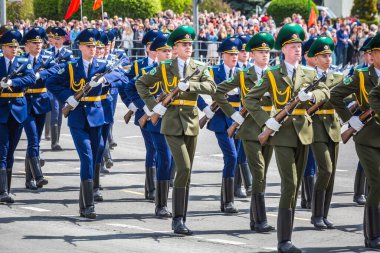 Büyük Vatanseverlik Savaşı 'ndaki zaferin 75. yıldönümü kutlamaları için 9 Mayıs' ta Beyaz Rusya 'nın Minsk kentinde yürüyüş yapan askerler. Minsk, Belarus - 9 Mayıs 2020.