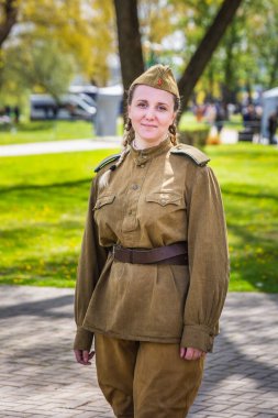 Büyük Vatanseverlik Savaşı 'ndaki zaferin 75. yıldönümü kutlamalarında eski Sovyet üniforması giymiş bir kadın, 9 Mayıs' ta Beyaz Rusya, Minsk 'te geçit töreni. Minsk, Belarus - 9 Mayıs 2020.