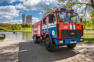 Büyük Vatanseverlik Savaşı 'ndaki zaferin 75. yıldönümü kutlamalarında itfaiye kamyonu ve sal, 9 Mayıs' ta Beyaz Rusya, Minsk 'te geçit töreni. Minsk, Belarus - 9 Mayıs 2020.