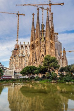 Katalan mimar Antoni Gaudi tarafından tasarlanan Barcelona, İspanya 'daki büyük bir Roma Katolik kilisesi olan Sagrada Familia' nın manzarası. Barselona, İspanya - 09 Nisan 2016.