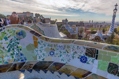 Park Guell, Barcelona 'daki Carmel Hill' de bulunan ve Antoni Gaudi tarafından tasarlanan bahçeler, mozaikler ve mimari unsurlardan oluşan bir parktır. Barselona, İspanya - 09 Nisan 2016.