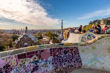 Park Guell, Barcelona 'daki Carmel Hill' de bulunan ve Antoni Gaudi tarafından tasarlanan bahçeler, mozaikler ve mimari unsurlardan oluşan bir parktır. Barselona, İspanya - 09 Nisan 2016.
