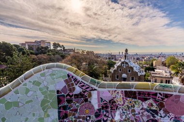 Park Guell, Barcelona 'daki Carmel Hill' de bulunan ve Antoni Gaudi tarafından tasarlanan bahçeler, mozaikler ve mimari unsurlardan oluşan bir parktır. Barselona, İspanya - 09 Nisan 2016.