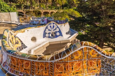 Park Guell, Barcelona 'daki Carmel Hill' de bulunan ve Antoni Gaudi tarafından tasarlanan bahçeler, mozaikler ve mimari unsurlardan oluşan bir parktır. Barselona, İspanya - 09 Nisan 2016.