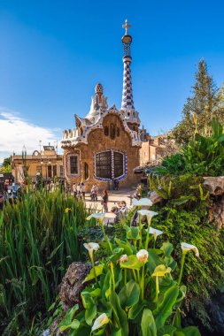 Park Guell, Barcelona 'daki Carmel Hill' de bulunan ve Antoni Gaudi tarafından tasarlanan bahçeler, mozaikler ve mimari unsurlardan oluşan bir parktır. Barselona, İspanya - 09 Nisan 2016.