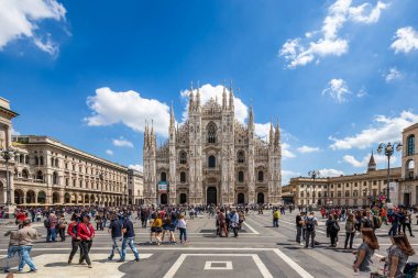 Katedral Duomo di Milano ve Vittorio Emanuele, güneşli bir sabahta Square Piazza Duomo 'daki galeri, Milano, İtalya. Milan, İtalya - 18 Nisan 2016.