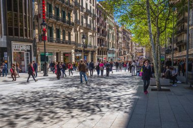 Ünlü sokak La Rambla, 14 Ağustos 2009. Binlerce insan her gün bu popüler yaya alanının 1,2 kilometre uzunluğunda yanından geçiyor. Barselona, İspanya - 09 Nisan 2016.