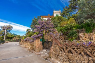 Barselona, İspanya 'dan parkın manzarası. Park, Barselona 'da bulunan bahçeler, mozaikler ve mimari unsurlardan oluşan bir parktır. Barselona, İspanya - 09 Nisan 2016.