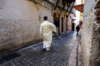 Fes, Fas, Afrika 'nın dar sokaklarında yürüyen bir adam. Fas 'tan. 10 Nisan 2016.