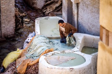 Geleneksel deri boyama işinde çalışan erkekler geleneksel bir tabakhanede, Medina of Fez, Fas. Fas 'tan. 10 Nisan 2016.