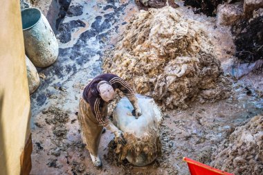 Geleneksel deri boyama işinde çalışan erkekler geleneksel bir tabakhanede, Medina of Fez, Fas. Fas 'tan. 10 Nisan 2016.