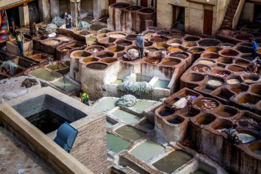 Geleneksel deri boyama işinde çalışan erkekler geleneksel bir tabakhanede, Medina of Fez, Fas. Fas 'tan. 10 Nisan 2016.