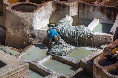 Geleneksel deri boyama işinde çalışan erkekler geleneksel bir tabakhanede, Medina of Fez, Fas. Fas 'tan. 10 Nisan 2016.