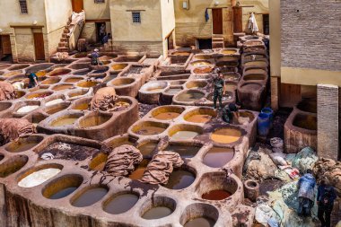 Geleneksel deri boyama işinde çalışan erkekler geleneksel bir tabakhanede, Medina of Fez, Fas. Fas 'tan. 10 Nisan 2016.