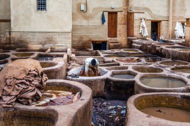 Geleneksel deri boyama işinde çalışan erkekler geleneksel bir tabakhanede, Medina of Fez, Fas. Fas 'tan. 10 Nisan 2016.