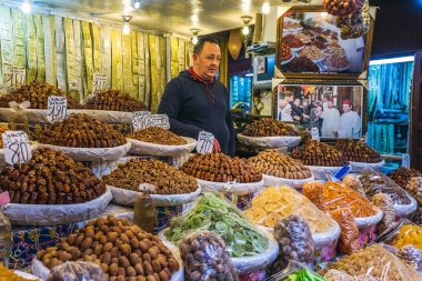 Fes, Fas pazarında fındıklı ve kuru meyveli satıcı. Fas 'tan. 10 Nisan 2016.