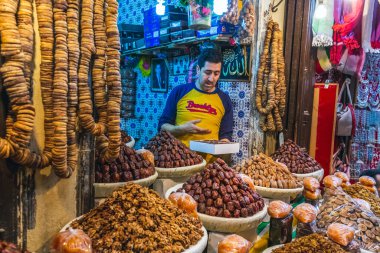 Fes, Fas pazarında fındıklı ve kuru meyveli satıcı. Fas 'tan. 10 Nisan 2016.