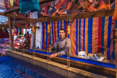 Geleneksel çerçeveli yerel esnaf örüyor ve eski Medine pazarında el yapımı tekstil yapıyor. Fes, Fas - 10 Nisan 2016.