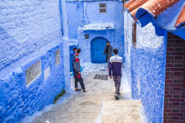 Çocuklar dışarıda ünlü mavi şehir Şef Fas 'ta oynuyorlar. Şef, Fas - 11 Nisan 2016.