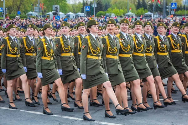 Katonai Nők Menetelnek Nagy Honvédő Háború Győzelmének Évfordulóján Május Minszkben — Stock Fotó