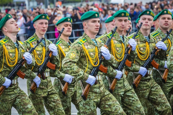 Militares Marchando Celebración Del Aniversario Victoria Gran Guerra Patria Desfile — Foto de Stock