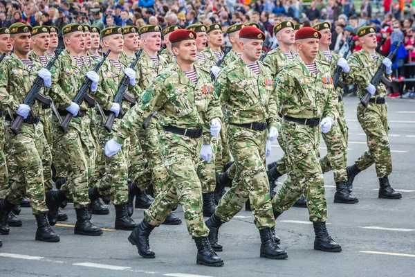 Militares Marchando Celebración Del Aniversario Victoria Gran Guerra Patria Desfile —  Fotos de Stock