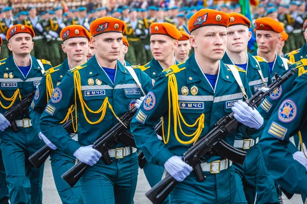 参加5月9日在白俄罗斯明斯克举行的伟大卫国战争胜利75周年阅兵式的军人 白俄罗斯明斯克 2020年5月9日 — 图库照片