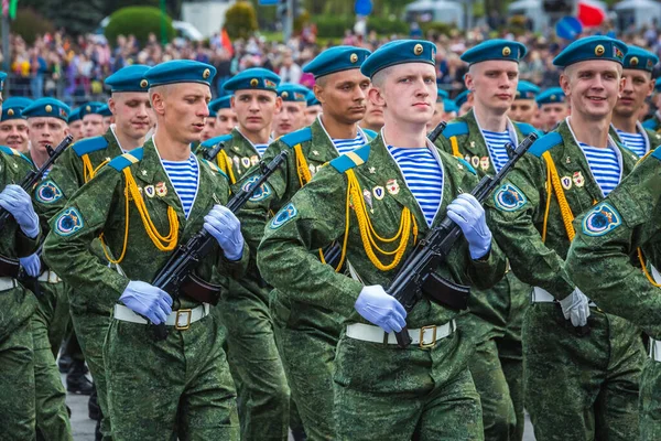 Militares Marchando Celebración Del Aniversario Victoria Gran Guerra Patria Desfile —  Fotos de Stock