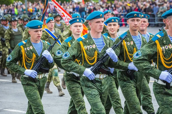 Homens Militares Marchando Celebração 75O Aniversário Vitória Grande Guerra Patriótica — Fotografia de Stock