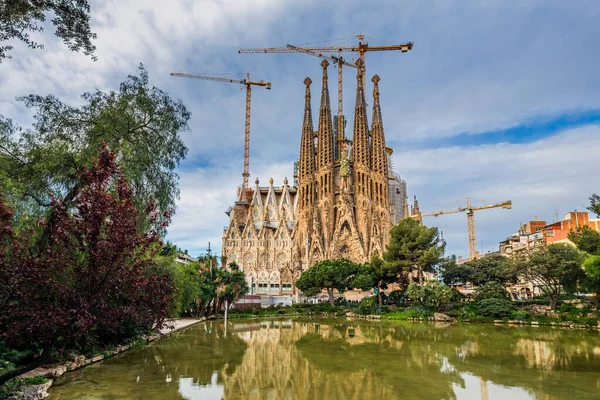 西班牙巴塞罗那的一个大型罗马天主教教堂 由加泰罗尼亚建筑师安东尼 Antoni Gaudi 西班牙巴塞罗那 2016年4月 — 图库照片