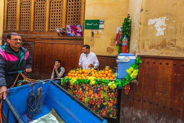 Πωλητής Στο Περίπτερο Πορτοκάλια Στην Αγορά Του Fes Μαρόκο Φεζ — Φωτογραφία Αρχείου