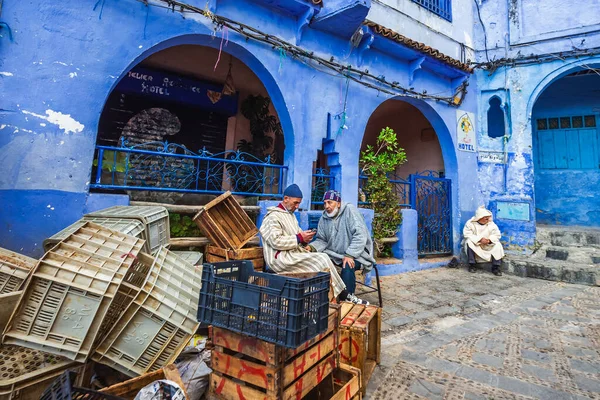 Τοπικοί Άνθρωποι Στη Διάσημη Μπλε Πόλη Του Chefchaouen Μαρόκο Chefchaouen — Φωτογραφία Αρχείου