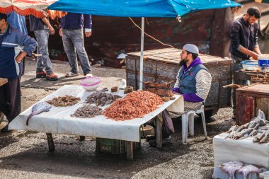Essaouira, Fas 'taki limanda taze balık avlama pazarı. Essaouira, Fas - 14 Nisan 2016.