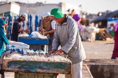 Balıkçı, Essaouira, Fas 'taki limanda ağı tamir ediyor. Essaouira, Fas - 14 Nisan 2016.