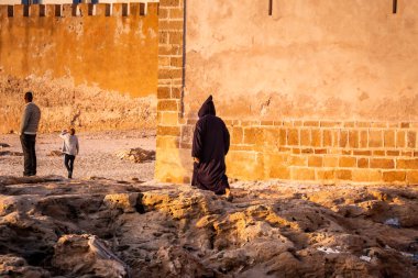 Essaouira 'nın Fas' taki eski şehir duvarları. Gün batımında vuruldu. Essaouira, Fas - 14 Nisan 2016.