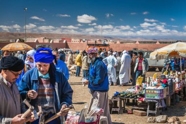 Guelmim 'deki deve pazarında geleneksel giysiler ve türban takmış berberler. Guelmim, Fas - 16 Nisan 2016.
