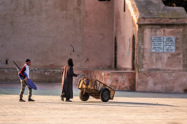 Essaouira, Fas 'taki limanda iki adam. Essaouira, Fas - 14 Nisan 2016.