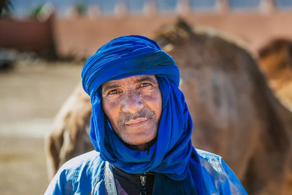 Berbère Vêtu Vêtements Traditionnels Turban Propriétaire Chameaux Marché Aux Chameaux — Photo