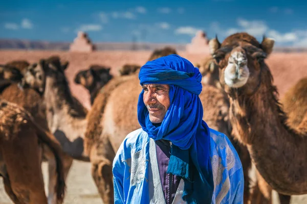柏柏尔穿着传统服装和头巾 在Guelmim骆驼市场拥有骆驼的人摩洛哥Guelmim 2016年4月16日 — 图库照片