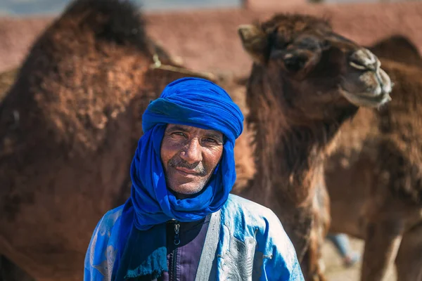 当地的柏柏尔人穿着传统的衣服和头巾 在Guelmim骆驼市场拥有骆驼的人摩洛哥Guelmim 2016年4月16日 — 图库照片