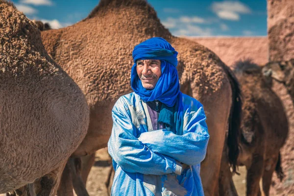 Bereber Vestido Con Ropa Tradicional Turbante Propietario Camellos Mercado Camellos — Foto de Stock