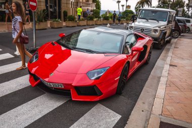 Gece Monte-Carlo Kumarhanesi, Paris Oteli, gece aydınlanması, lüks arabalar, oyuncular, turistler, çeşmeler, Cafe de Paris. Monako, Monako - 29 Temmuz 2016.