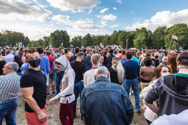 Cumhurbaşkanı adayı Svetlana Tikhanovskaya 'nın Minsk' teki kampanya mitinginde destekçileri. Minsk, Belarus - 30 Temmuz 2020.