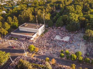 Cumhurbaşkanı adayı Svetlana Tikhanovskaya 'nın Minsk' teki kampanya mitinginde destekçilerinin hava görüşü. Minsk, Belarus - Ağustos 06 2020.