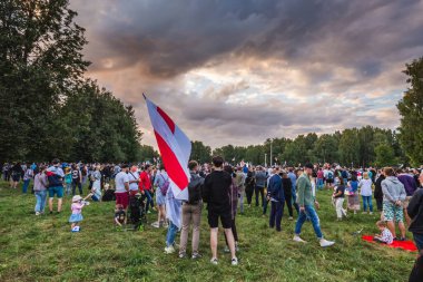 Cumhurbaşkanı adayı Svetlana Tikhanovskaya 'nın Minsk' teki kampanya mitinginde destekçileri. Minsk, Belarus - 30 Temmuz 2020.