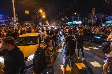 Beyaz Rusya halkı Lukashenko ve mevcut yetkililere karşı düzenlenen protestoya katılıyor. Minsk, Belarus. Minsk, Belarus - 10 Ağustos 2020.